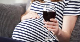 Alkohol und Zigaretten während der Schwangerschaft – Mögliche Folgen für das Kind | apomio Gesundheitsblog