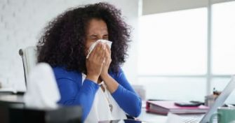 Präsentismus – Wenn Menschen krank zur Arbeit gehen | apomio Gesundheitsblog