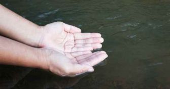 Leben mit Wasserallergie: wenn jeder Tropfen die Haut schädigt | apomio Gesundheitsblog