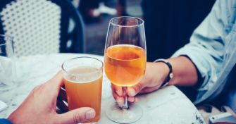 „Daydrinking“ eine harmlose Alltagsflucht oder ein bedenklicher Trend? | apomio Gesundheitsblog