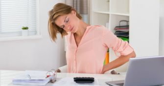 Den Rückenschmerzen im Büro den Kampf ansagen | apomio Gesundheitsblog