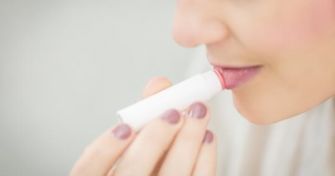 Spröde Lippen im Winter - Viele Pflegeprodukte sind ungeeignet | apomio Presse