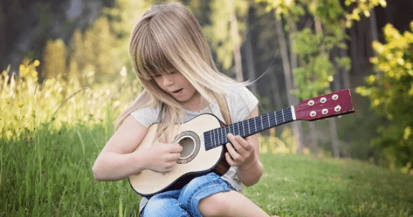 Kinder und Musikinstrumente