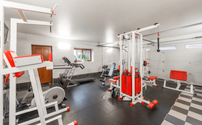 Ein Home Gym mit verschiedenen Trainingsgeräten