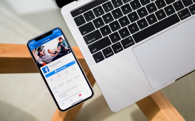 Facebook für Apotheken - Teil 1 | apomio Marketingblog | Smartphone zeigt ein Unternehmensprofil auf Facebook