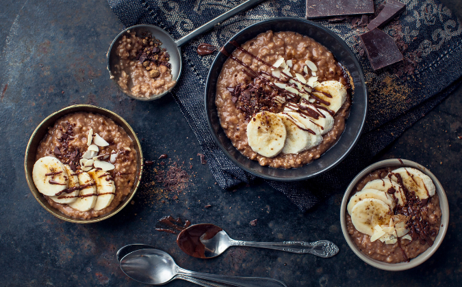 Haferflocken und Porridge - der neue Frühstückstrend? | apomio Gesundheitsblog | Snickers Porridge Rezept