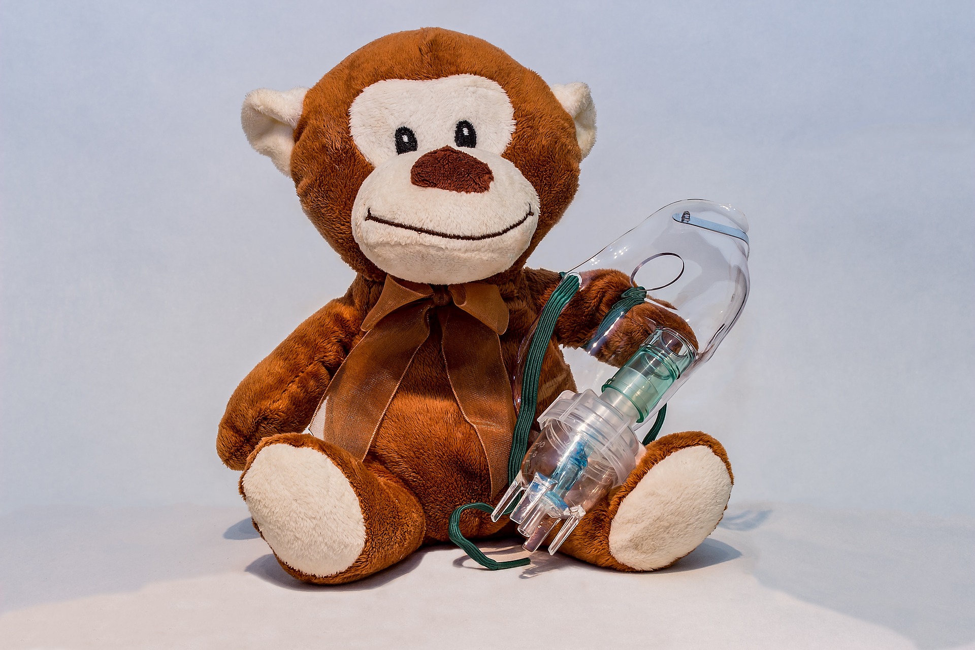 Ein Teddybär mit einem Beatmungsgerät in der Hand.