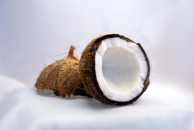 Aufgeschlagene Kokosnuss