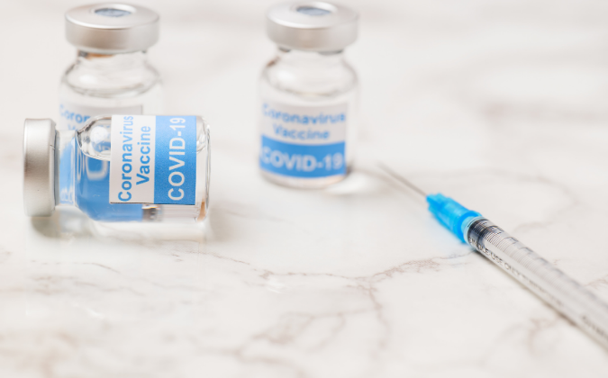 Woraus besteht der russische Impfstoff Sputnik V? | Impfstoff-Fläschchen gegen den Covid-19-Virus | apomio Marketing für Versandapotheken