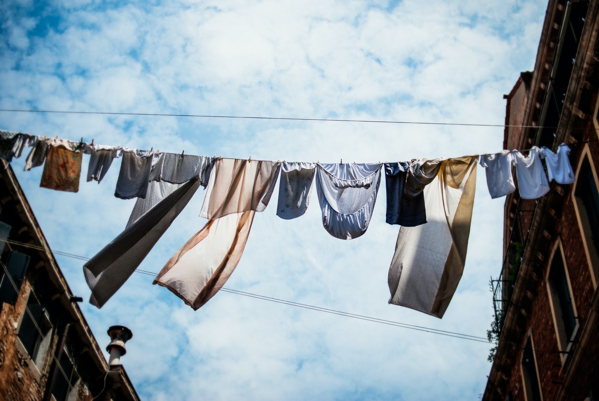 Hygienewaschmittel: sinnvoll, notwendig oder überflüssig? - Auf dem Bild ist eine Wäscheleihe mit Klamotten zu sehen.