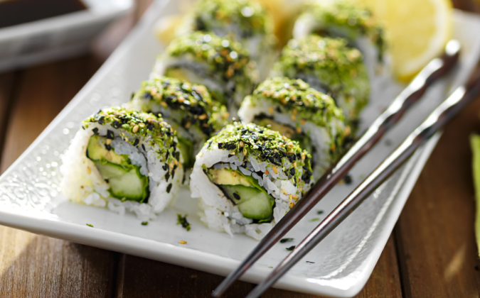 Vegetarisches und veganes Sushi (Green Sushi) auf einem Teller serviert 