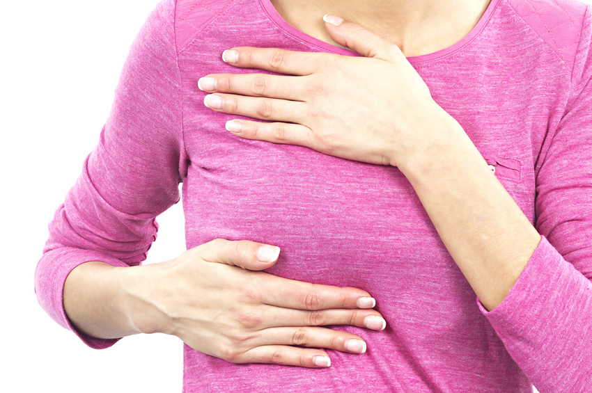 Eine Frau fasst sich an die Brust - apomio.de Gesundheitsblog - Breast Implant Illness