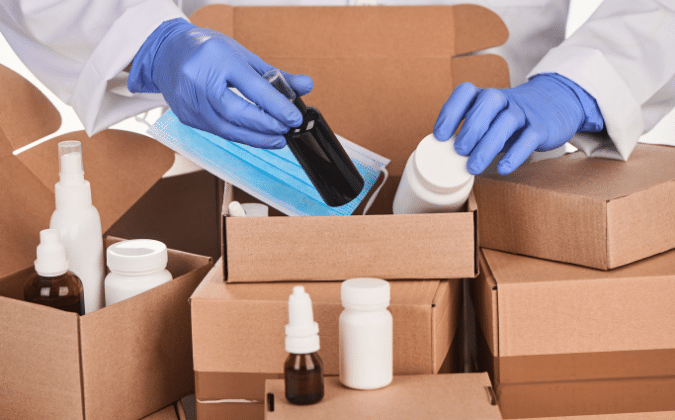 Pharmazeut:in pakt verschiedene Pflegehilfsmittel in Pakete ein