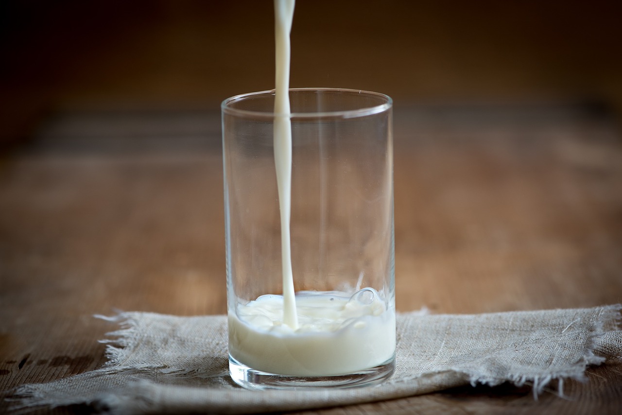 Nahrungsmittelunverträglichkeiten - Auf dem Bild ist ein Glas zu sehen, in dem Milch eingeschenkt wird.