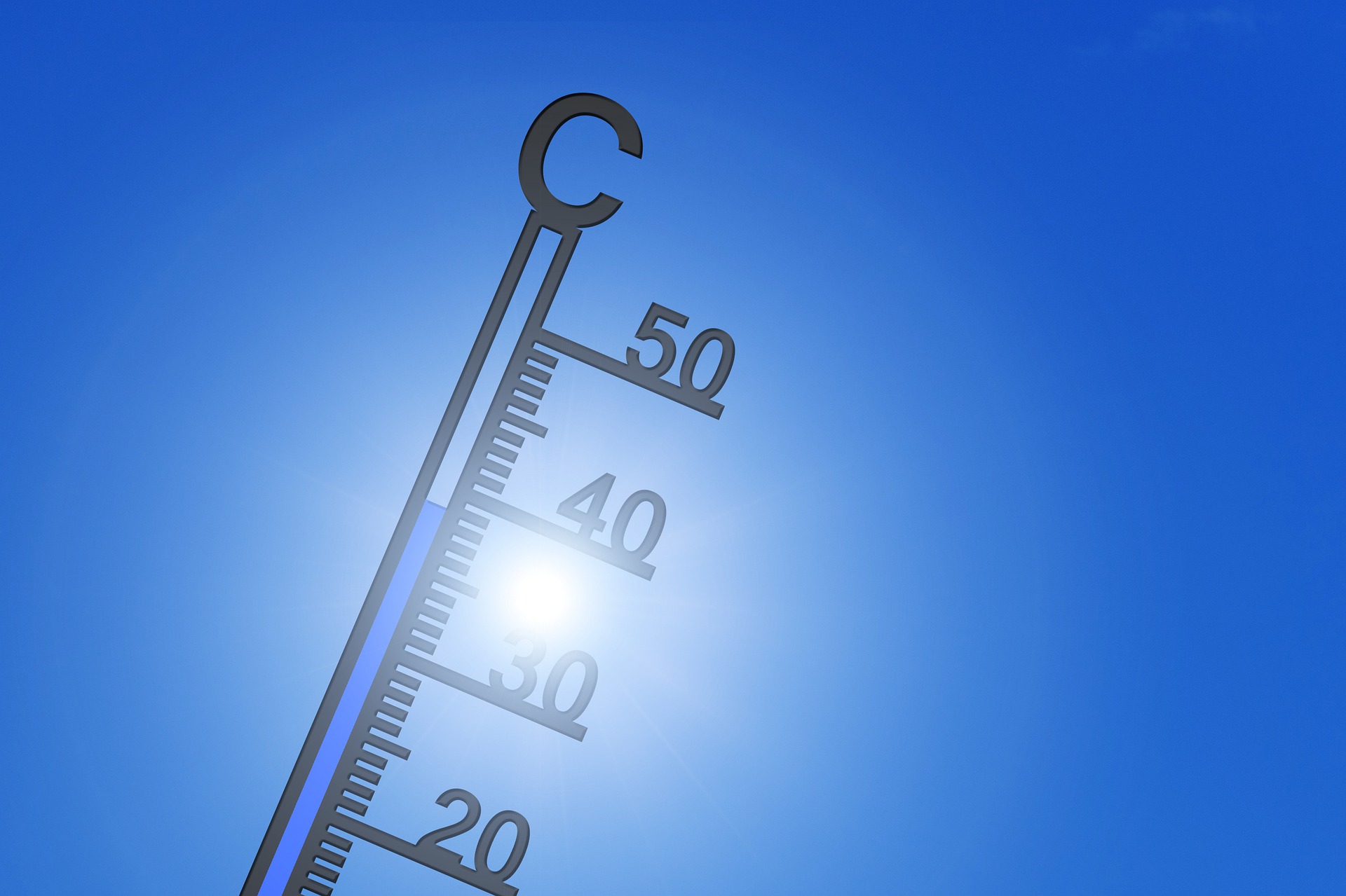 Ein Thermometer zeigt 38 Grad und Sonnenschein
