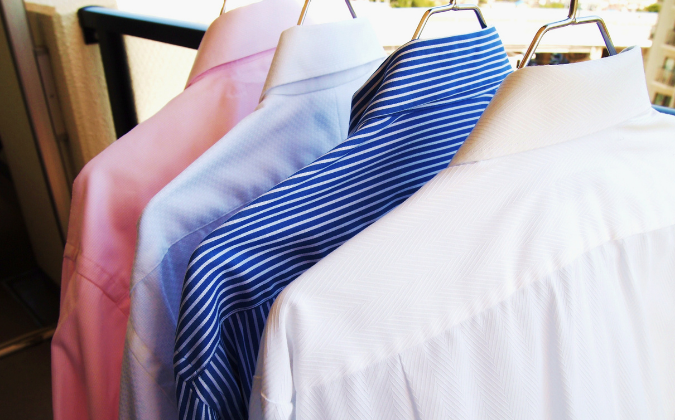 Verschiedene Hemden auf einer Kleiderstange