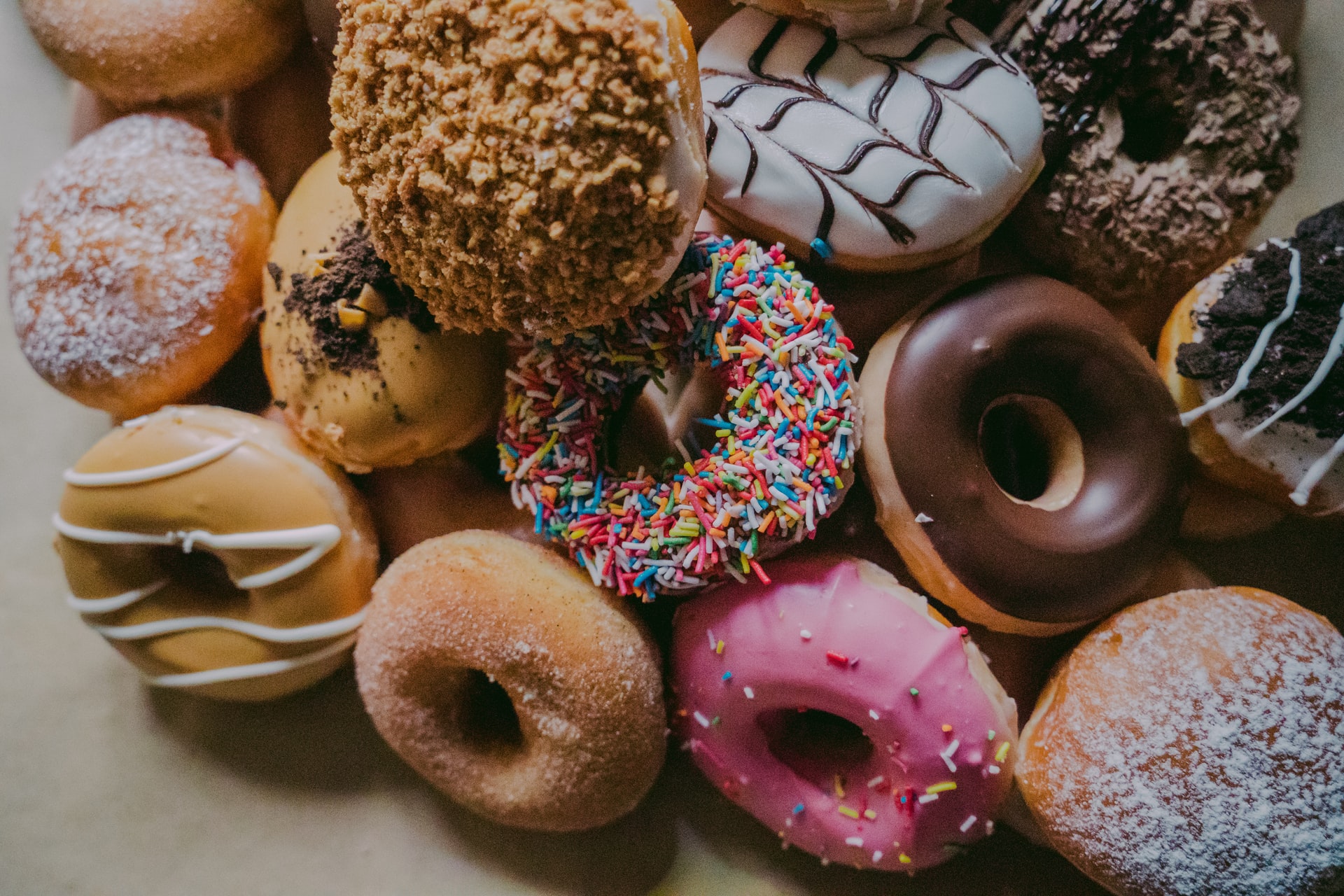 Man sieht viele verschiedene Donuts.