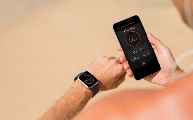 Fitness-Tracker überträgt Daten nach dem Sport auf die Smartphone-App