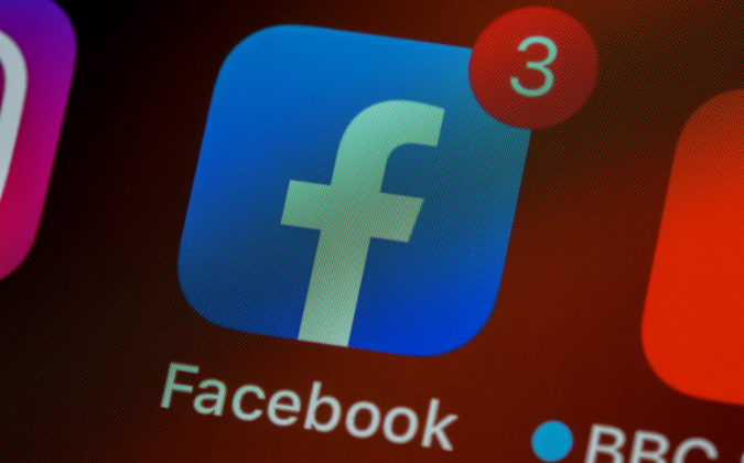 Facebook für Apotheken - Teil 1 | apomio Marketingblog | Facebook-App auf einem Smartphone Display