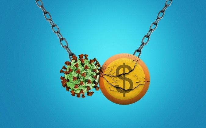 Spuren der Corona-Pandemie | apomio Gesundheitsblog | Corona-Virus und zerbrochene Geldmünze hängen an einer Kette zusammen