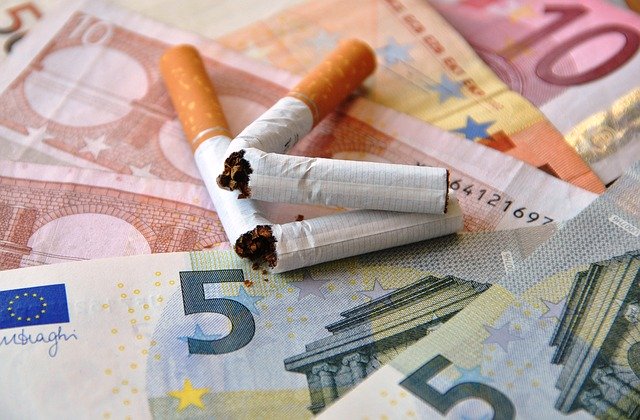 Gebrochene Zigaretten auf Geld