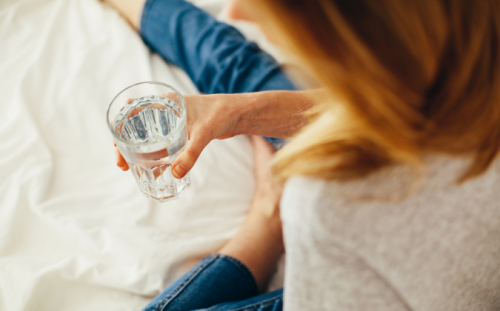 Mindestens zwei Liter Wasser täglich trinken ist gesund - apomio.de Gesundheitsblog
