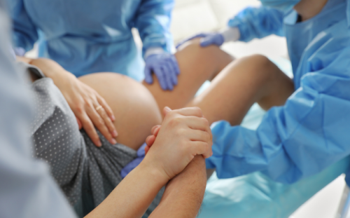 Ein Geburtstrauma kann durch zu viele Eingriffe in einen natürlichen Geburtsprozess entstehen